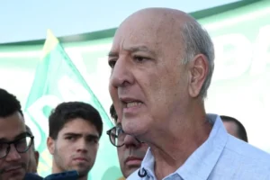 Arruda conversa com moradores e apoiadores antes de liderar uma carreata por Santa Maria - (crédito: Marcelo Ferreira/CB/D.A Press)