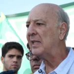 Arruda conversa com moradores e apoiadores antes de liderar uma carreata por Santa Maria - (crédito: Marcelo Ferreira/CB/D.A Press)