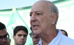 Arruda conversa com moradores e apoiadores antes de liderar uma carreata por Santa Maria - (crédito: Marcelo Ferreira/CB/D.A Press)