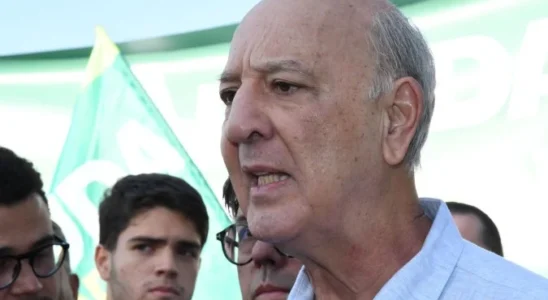 Arruda conversa com moradores e apoiadores antes de liderar uma carreata por Santa Maria - (crédito: Marcelo Ferreira/CB/D.A Press)