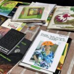 Livros expostos no Estande 70 mostram diferentes formas de acessar a literatura, com obras de Dinorá Couto Cançado e outros autores da AIAB e da ALETRAS